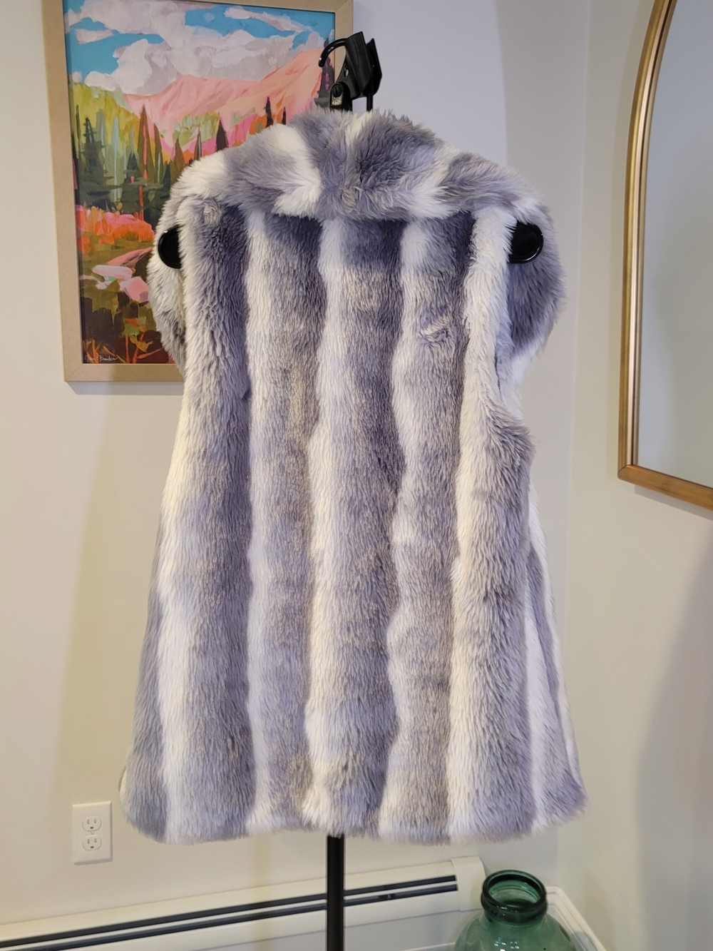 SOFT SURROUNDINGS Faux Fur Sleeveless Vest Coat Gray White Stripe Women's Size M - Picture 3 of 8